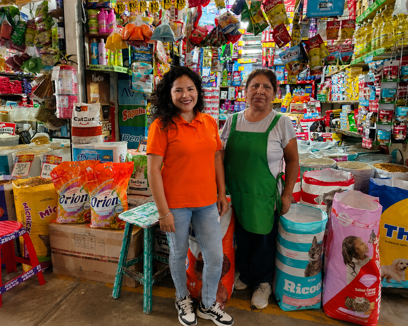 Liliana Salvatierra con Yolanda Soto, clienta de abarrotes en SJL